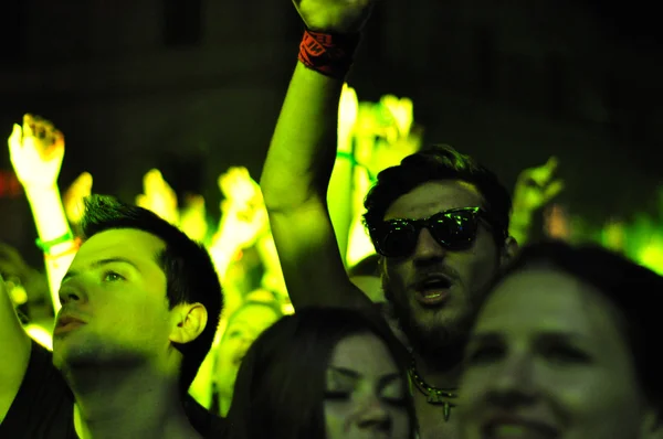 Multidão de pessoas num festival de música — Fotografia de Stock
