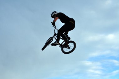 BMX binici Bisiklet atlama havada