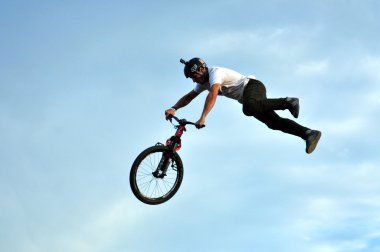 BMX binici Bisiklet atlama havada
