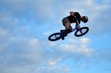 BMX binici Bisiklet atlama havada