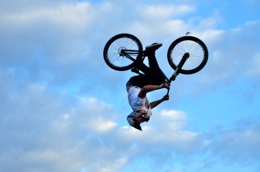 BMX binici Bisiklet atlama havada
