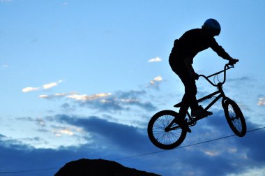 BMX binici Bisiklet atlama havada