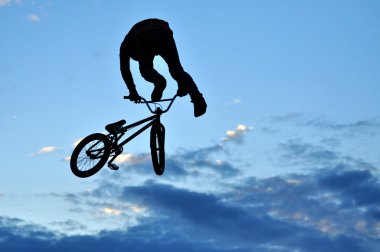 BMX binici Bisiklet atlama havada