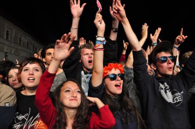 canlı konser sırasında parti insanlar