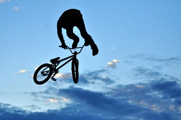 BMX rider salto en bicicleta en el aire — Foto de Stock