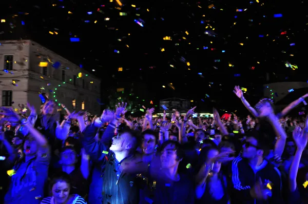 Párty lidí během živého koncertu — Stock fotografie