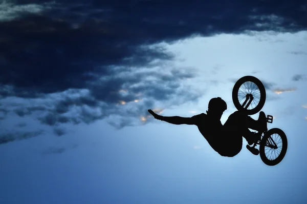 BMX rider haciendo un salto en bicicleta — Foto de Stock