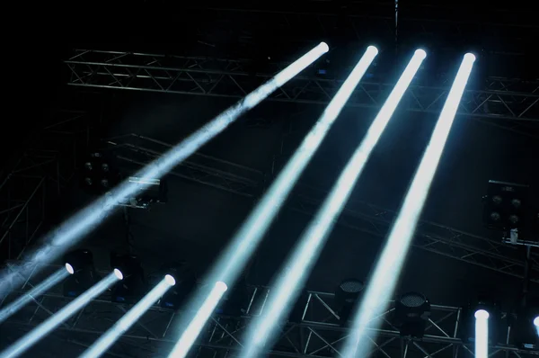 Luces de escenario durante un concierto en vivo — Foto de Stock