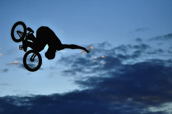 BMX rider haciendo un salto en bicicleta — Foto de Stock