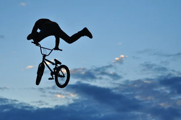 BMX rider faire un saut à vélo — Photo