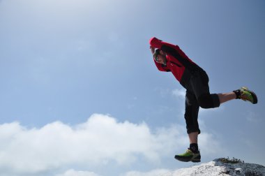 adam bir uçurumdan atlama