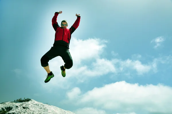 Man jumping from a cliff — Stock Photo, Image