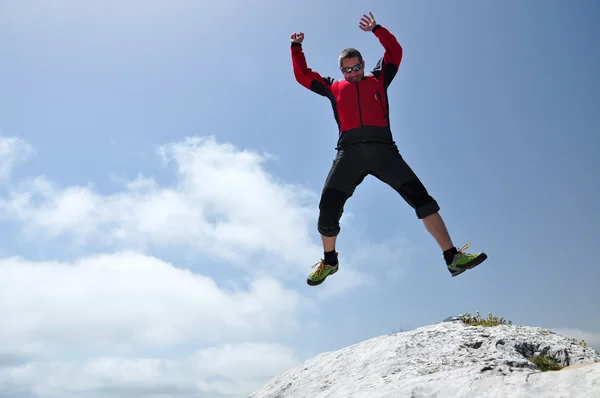 Hombre valiente saltando desde un acantilado — Foto de Stock