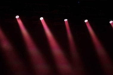 Sahne ışıkları karanlıkta parlıyor. Canlı müzik festivali kavramı