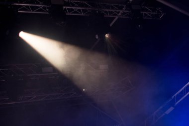 Sahne ışıkları karanlıkta parlıyor. Canlı müzik festivali kavramı