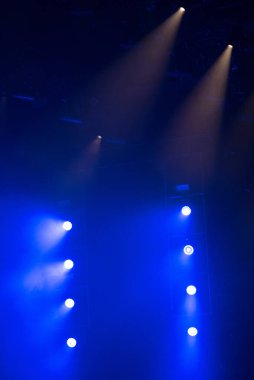 Sahne ışıkları karanlıkta parlıyor. Canlı müzik festivali kavramı