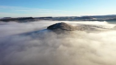  Gizemli sisli kış sabahında tepelerin üzerinden uçuyor. İnsansız hava aracı ile hava görüntüsü
