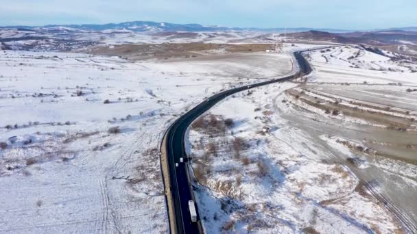 Flygfoto Slingrande Väg Med Bilkörning Frostig Vinter Solig Dag Med — Stockvideo