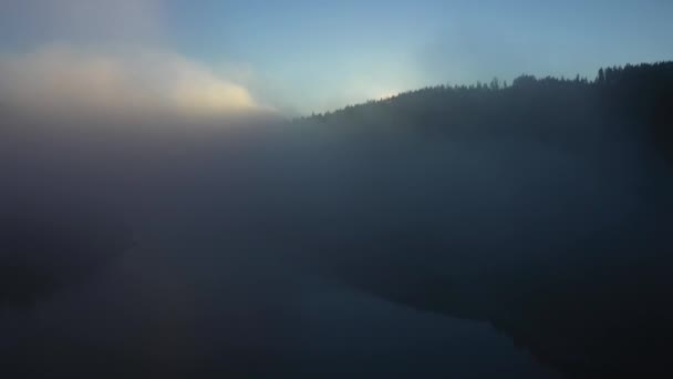 Luftaufnahme Des Nebligen Bergsees Sonnenaufgang Mit Drohne Über Den Wolken — Stockvideo