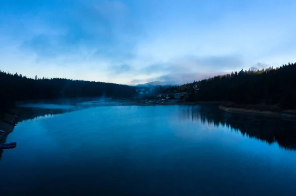 Vzdušný Pohled Horské Mlhavé Jezero Tmavých Slunečních Paprscích — Stock fotografie