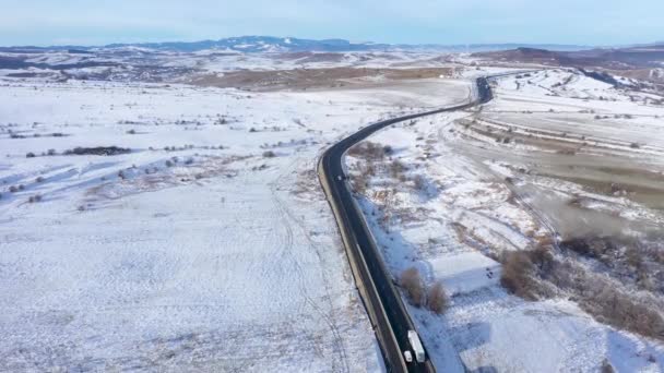 Luftaufnahme Einer Kurvenreichen Straße Mit Fahrenden Autos Einem Frostigen Sonnigen — Stockvideo