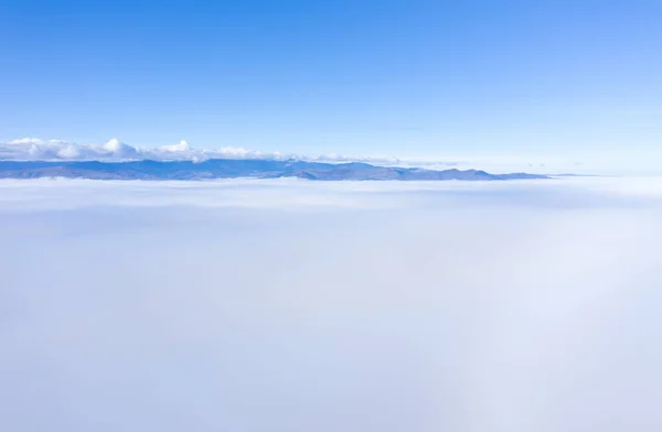 Strzał Drona Latającego Nad Chmurami Mglisty Poranek — Zdjęcie stockowe