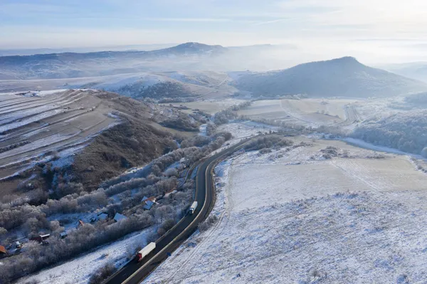 Vue Aérienne Une Route Sinueuse Avec Des Camions Par Une — Photo