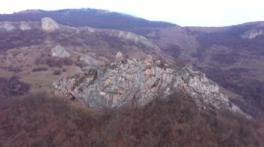  Ortaçağ harabelerinin üzerinde uçarken, bir kalenin havadan görünüşü. Liteni, Leta Şatosu, Transilvanya, Romanya