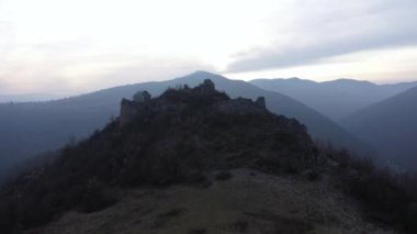  Ortaçağ harabelerinin üzerinde uçarken, bir kalenin havadan görünüşü. Liteni, Leta Şatosu, Transilvanya, Romanya