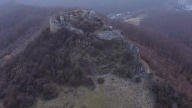  Ortaçağ harabelerinin üzerinde uçarken, bir kalenin havadan görünüşü. Liteni, Leta Şatosu, Transilvanya, Romanya