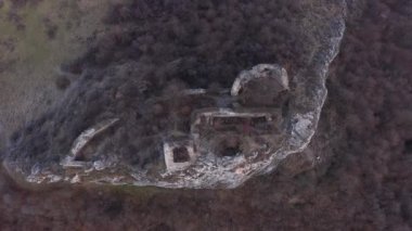  Ortaçağ harabelerinin üzerinde uçarken, bir kalenin havadan görünüşü. Liteni, Leta Şatosu, Transilvanya, Romanya