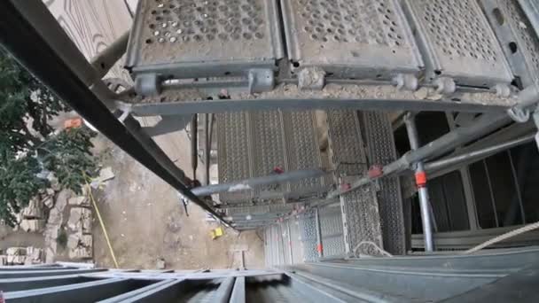 从正在下降的建筑电梯平台看哥特式教堂 — 图库视频影像