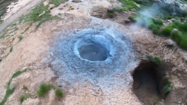 Hveragerdi çamur lekesi, İzlanda. Hveragerdi 'deki jeotermal aktif bölge volkanik kaplıcayla, fumarola