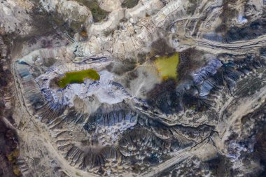 Terk edilmiş endüstriyel maden bölgesi. Açılmış mayının drone görüntüsü suyla dolu. Yapay gölün hava görüntüsü