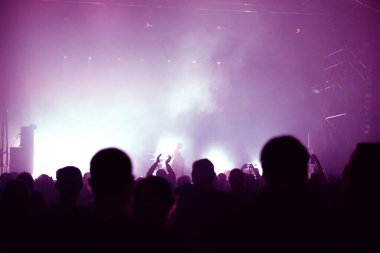 Yılbaşı arifesini bir partide kutlayan bir sürü insan. Sahne ışıkları arkaplanda