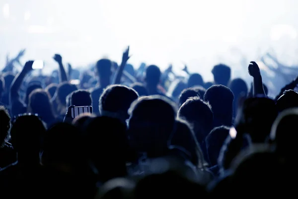 パーティーで大晦日を祝う人々の群衆 背景の舞台照明 — ストック写真