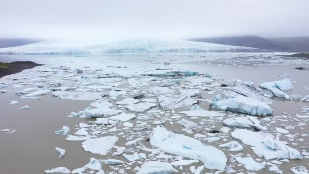 在冰岛法尔沙隆冰川泻湖的浮冰上飞行 关于全球变暖和气候变化导致冰帽融化的空中观点 — 图库视频影像