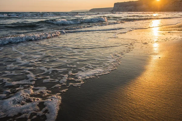 Fale Zbliża Się Piaszczystej Plaży Podczas Złotego Słońca — Zdjęcie stockowe