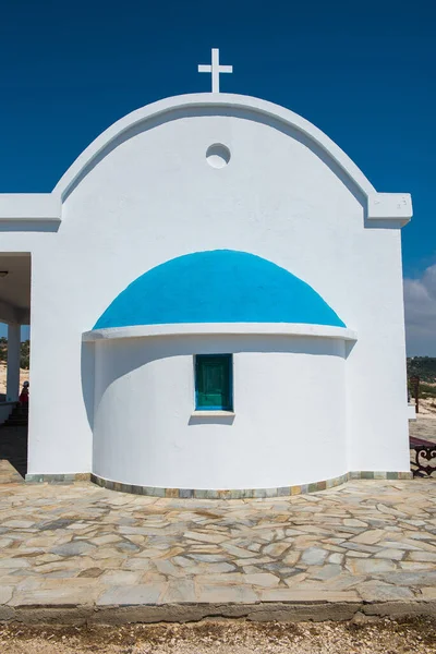 그리스의 전통적 화이트 채플은 해변에 파란색 지붕이 있었다 기오이 아나이로 — 스톡 사진