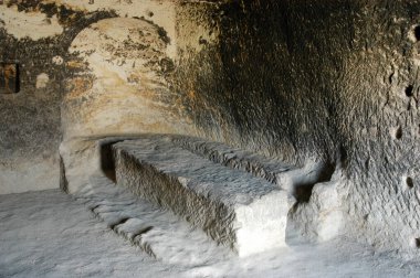 Goreme, Kapadokya, Türkiye 'de Keşişlerin Sığınağı olarak bilinen antik yemek odası