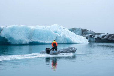 JOKULSARLON, ICELAND - 23 Mayıs 2019 Jokulsarlon buzul gölünde devriye gezen Ranger muhafızları
