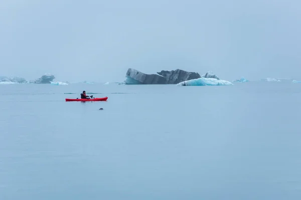 Jokulsarlon Islanda Maggio 2019 Uomo Rema Kayak Nelle Acque Gelide — Foto Stock