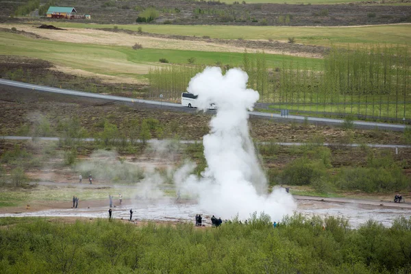 Strokkur Geyser Islandia Mayo 2019 Turistas Visitando Esperando Erupción Del —  Fotos de Stock
