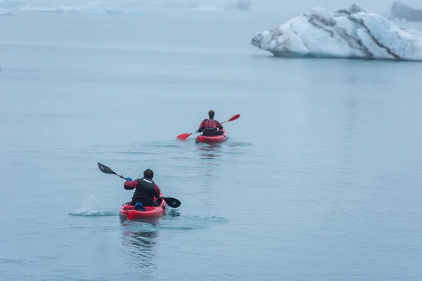 Jokulsarlon Islandia Mayo 2019 Hombre Remando Kayak Las Heladas Aguas —  Fotos de Stock
