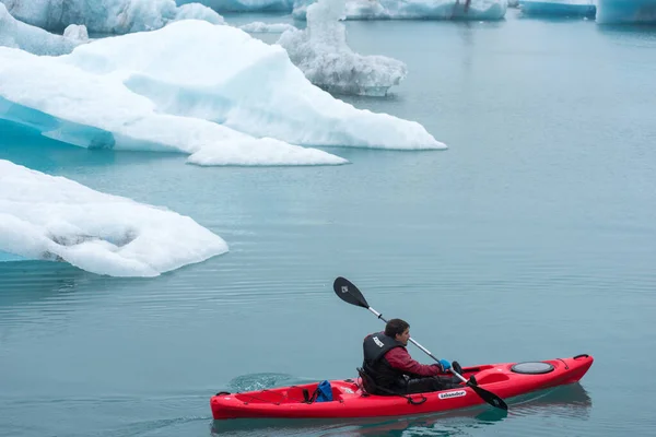 Jokulsarlon Islande Mai 2019 Homme Pagayant Kayak Dans Les Eaux — Photo