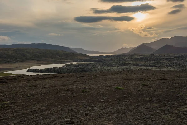 Volkanik manzara, gün batımında İzlanda 'da nehir manzarası