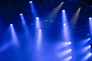 Müzik festivalindeki canlı konserde sahne ışıkları