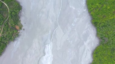 Madenci atıklarıyla dolu dev bir sürahi gölünün üzerinden uçarak yerleşim birikintisine akın ediyorlar. Geamana, Rosia Montana, Romanya 'nın hava manzarası