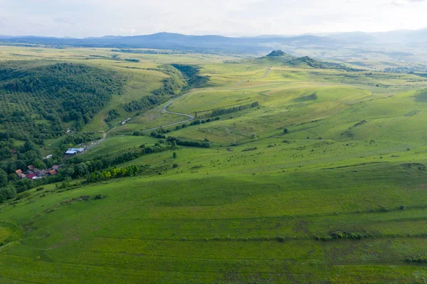 Luftaufnahme Der Landschaft Pulsierende Grüne Hügel Siebenbürgen Rumänien Drohnenstandpunkt — Stockfoto