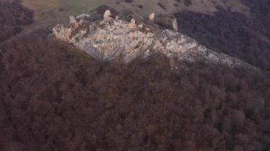  Ortaçağ şatosunun havadan görünüşü. Liteni, Leta kalesi, Transilvanya, Romanya